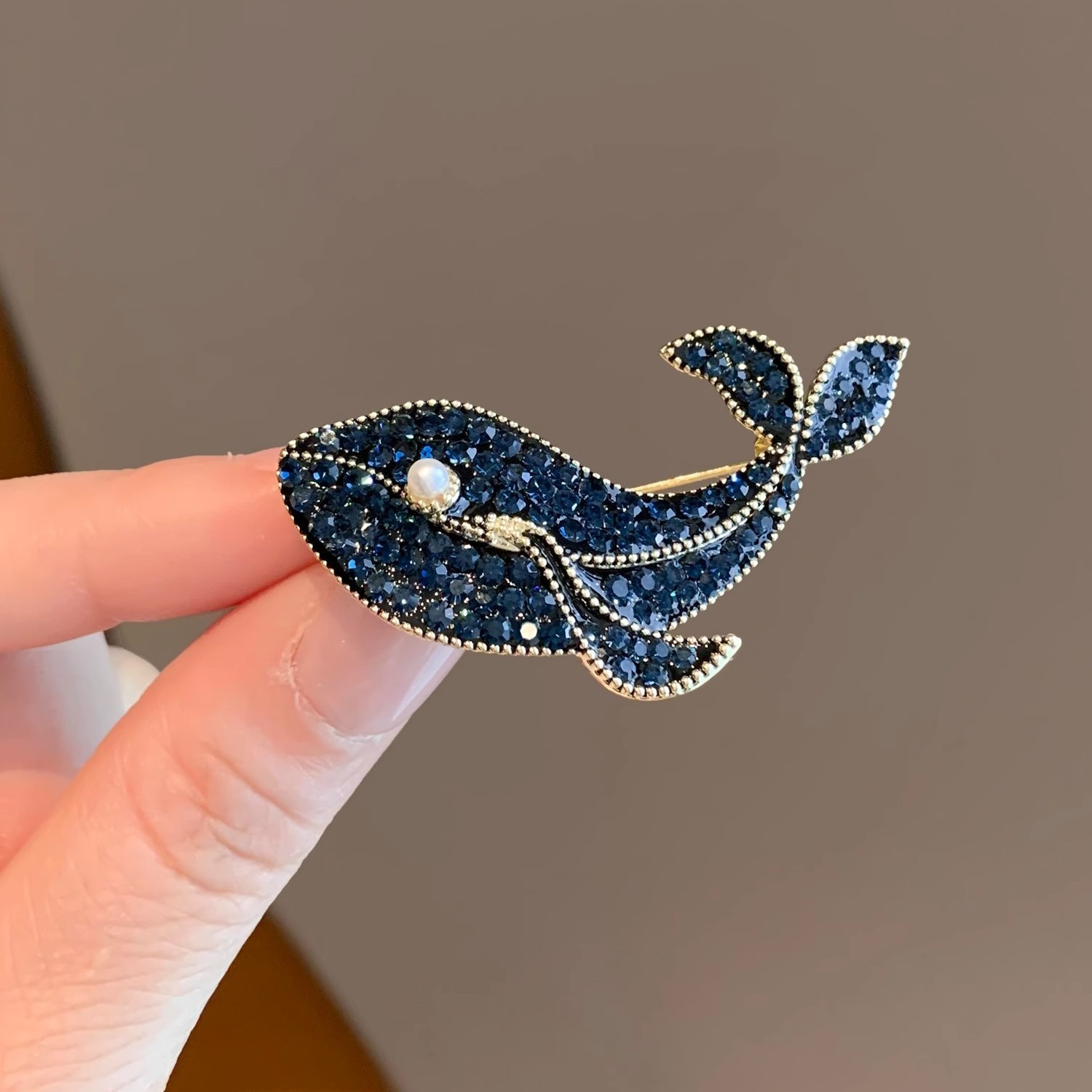 New dolphin brooch cross-border exclusive corsage high-end design sense niche brooch animal cute European and American style