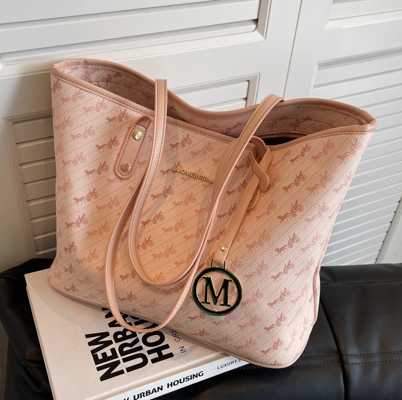 High-grade Texture Bag Women's Large Capacity 2023 New Summer All-match Simple Shoulder Bag Class Commuter Tote Bag