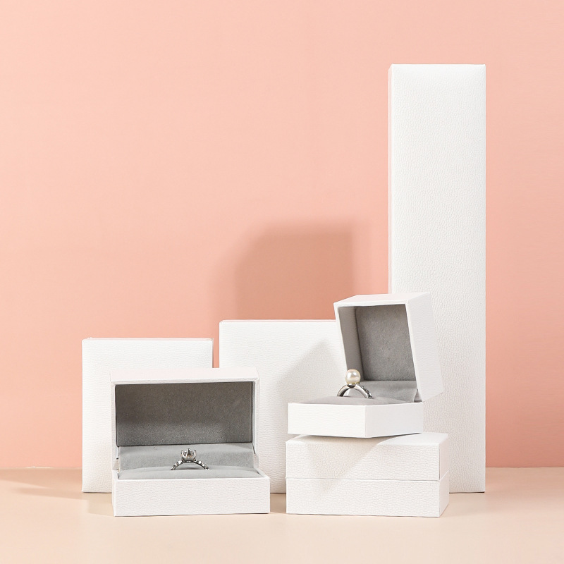 White leather-filled paper jewelry box ring necklace bracelet bracelet jewelry storage box gift packaging box spot