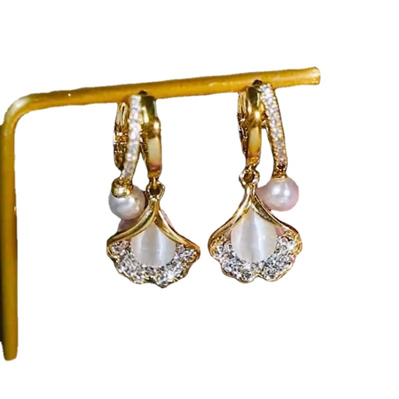Women's Cat's Eye Ginkgo Leaf Ear Clips. Fashionable. Elegant. Versatile. Unique and Small-batch Earrings.