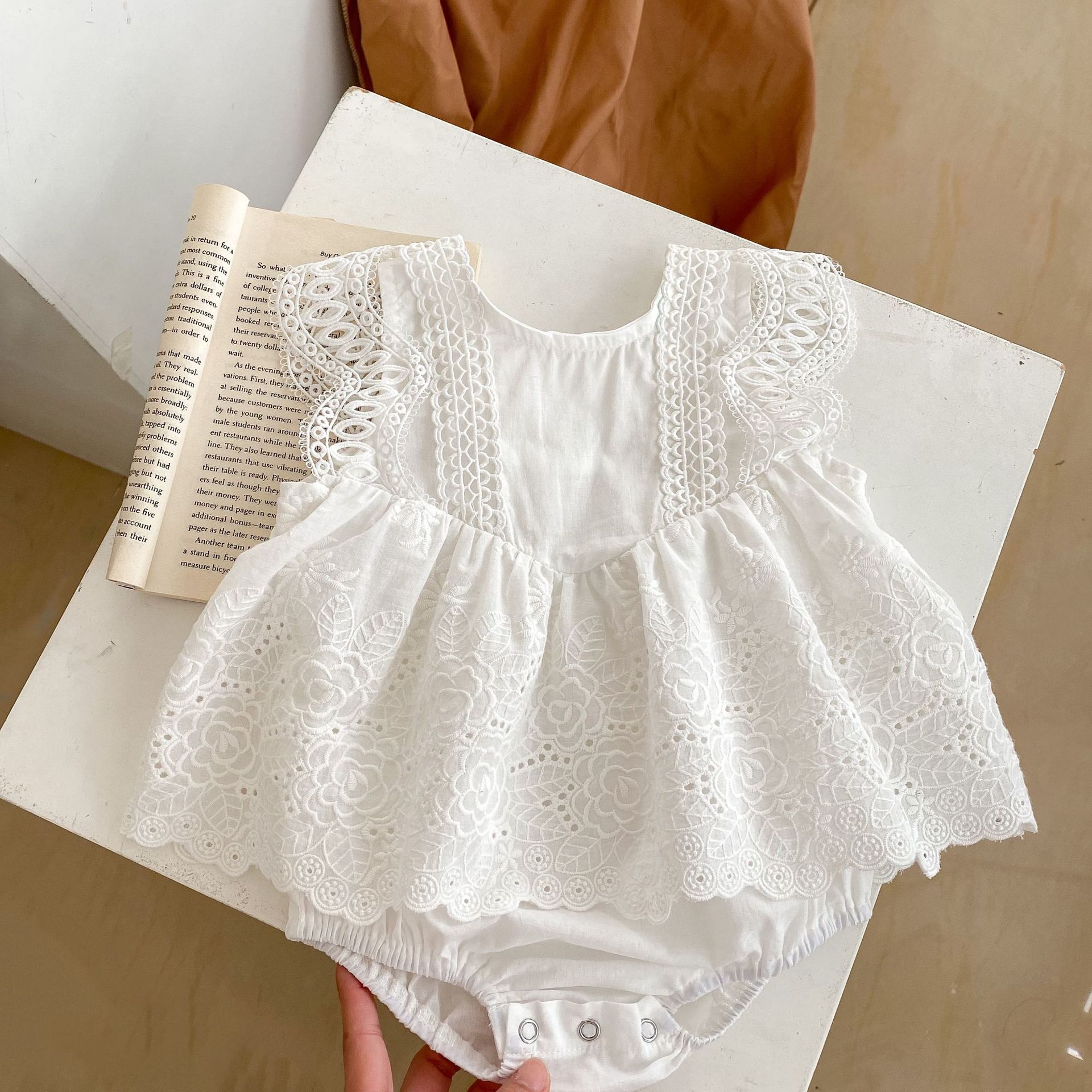 ins Summer Girl's Baby Baby Solid Color Lace Hollow Embroidered Triangle Hallout Dress Jumpsuit Climbing Suit