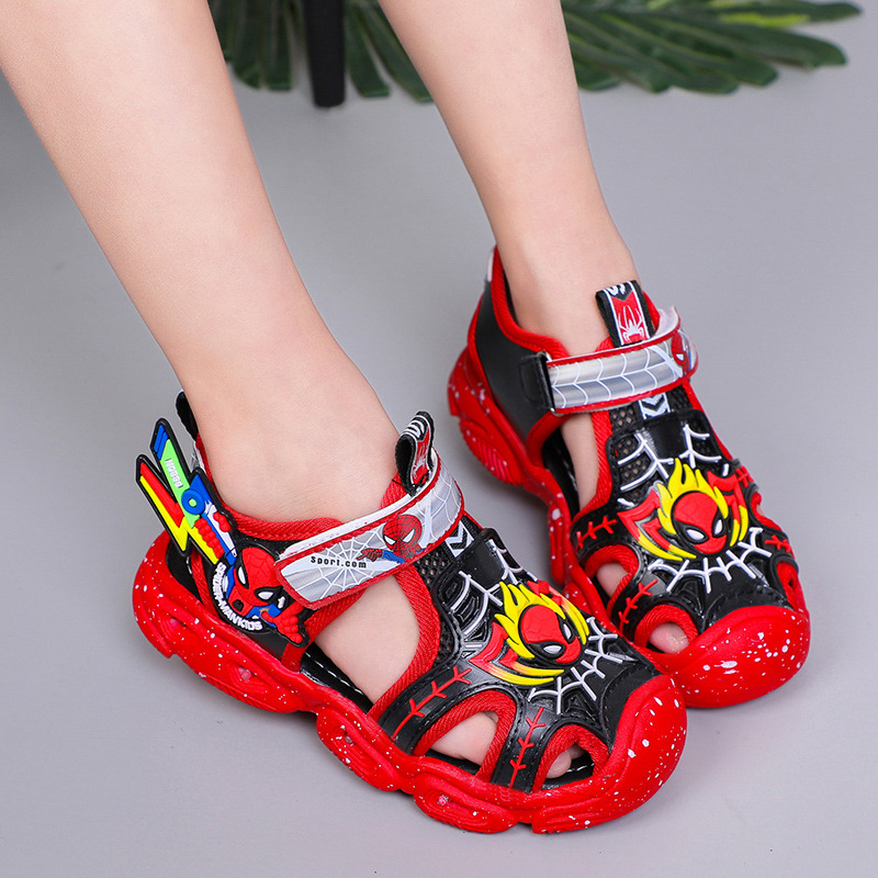 Wholesale Boys closed toe sandals with lights 2023 Summer new Korean version of anti-kick children's sandals children's beach shoes