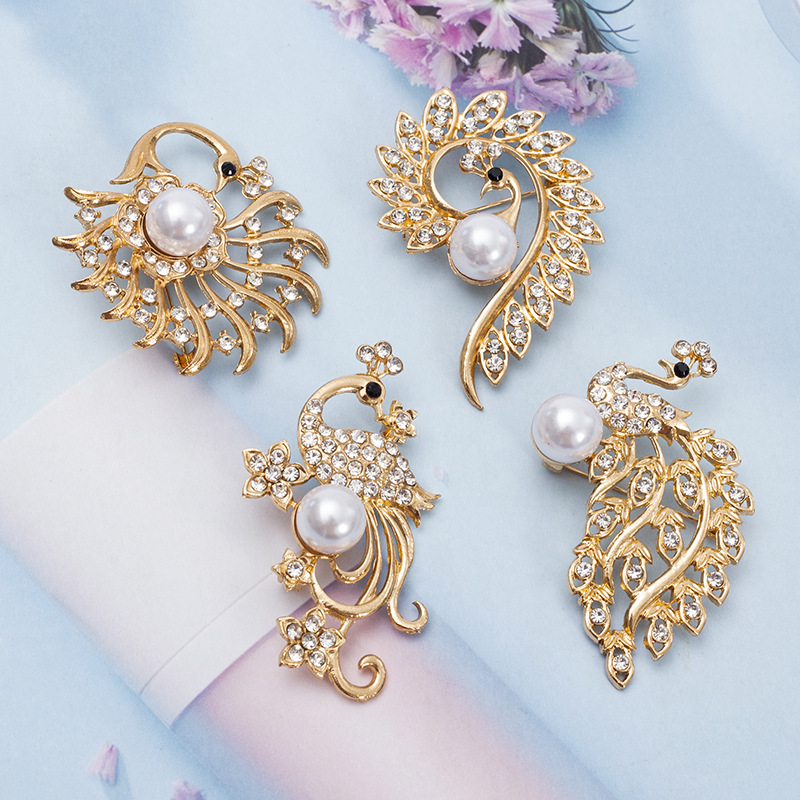 European and American fashion peacock brooch rhinestone Pearl advanced moving object brooch clothing matching corsage pin accessories