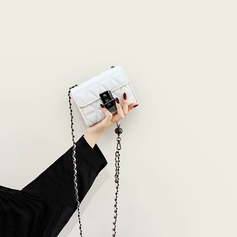 High-end feeling small bag women's summer 2024 new popular small mouth red envelope retro messenger bag mini chain bag
