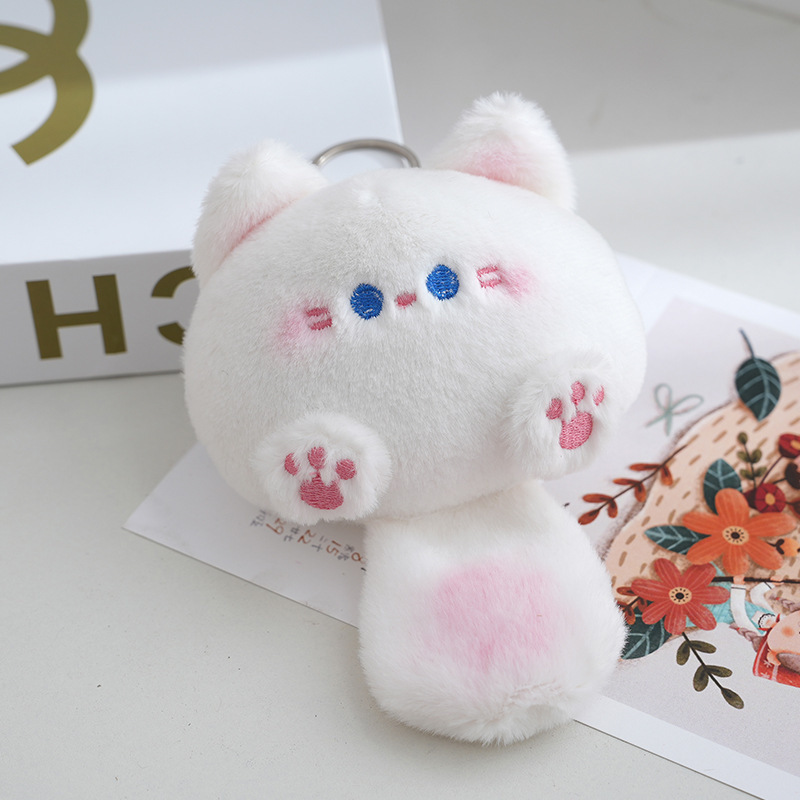 だんだんニャンストのしっぽがギシギシと鳴いています。かわいい猫のぬいぐるみの団子のキーホルダーです。|undefined