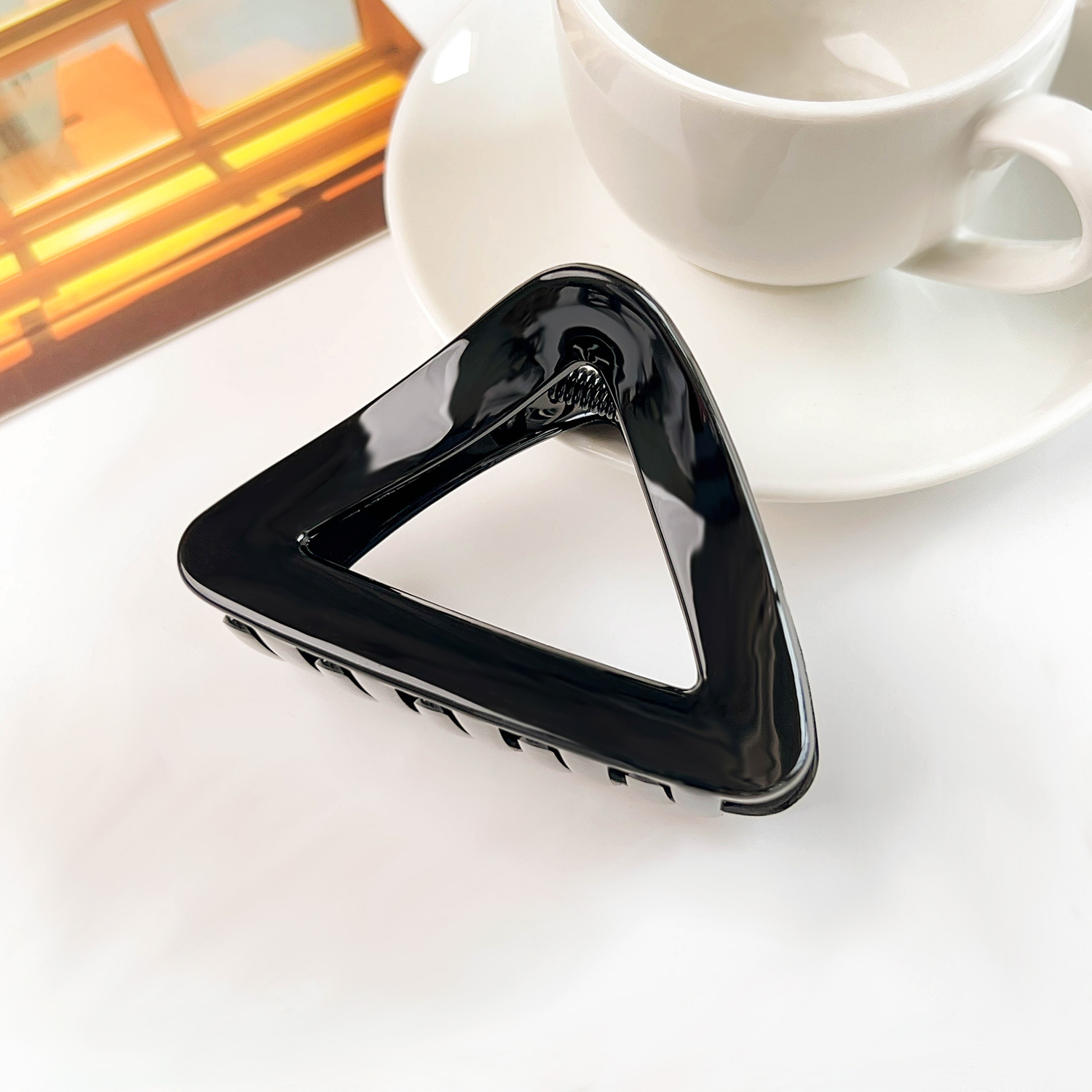 Maillard Bright PC Triangle Grab Clip Temperamento coreano Forcina per capelli a mezza coda di cavallo alta Fermaglio squalo cavo di alta qualità per le donne_voghion.com