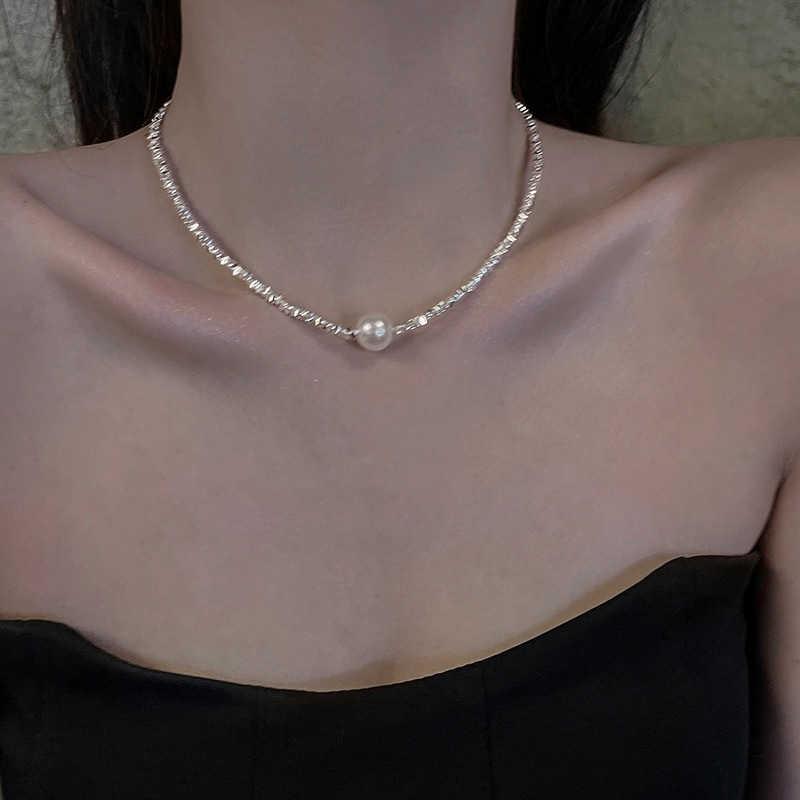 An irregular broken silver pearl pendant necklace for women, featuring a high-end design sense, a simple and lightweight luxury temperament choker chain.