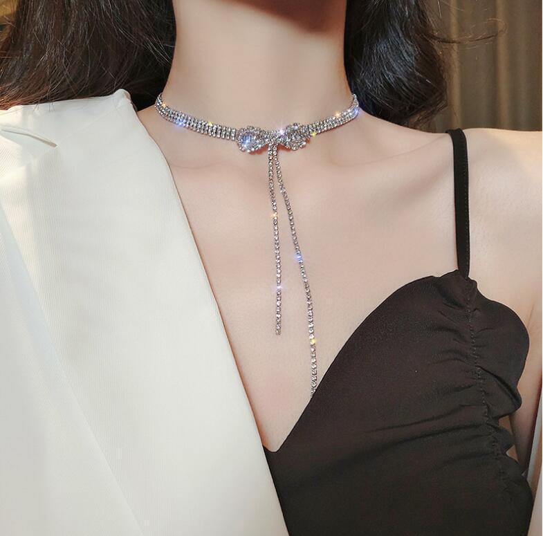 大衆の高級感のある蝶結びには、ダイヤモンドのフリンジネックレスの女性の鎖の個性的な首の鎖の女性insの冷たい風が飾られています。|undefined