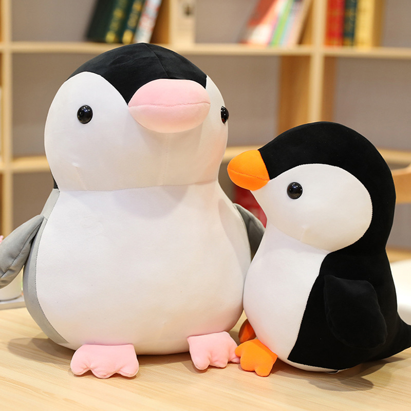 ペンギンのぬいぐるみのぬいぐるみの子供のベッドで寝ています。|undefined