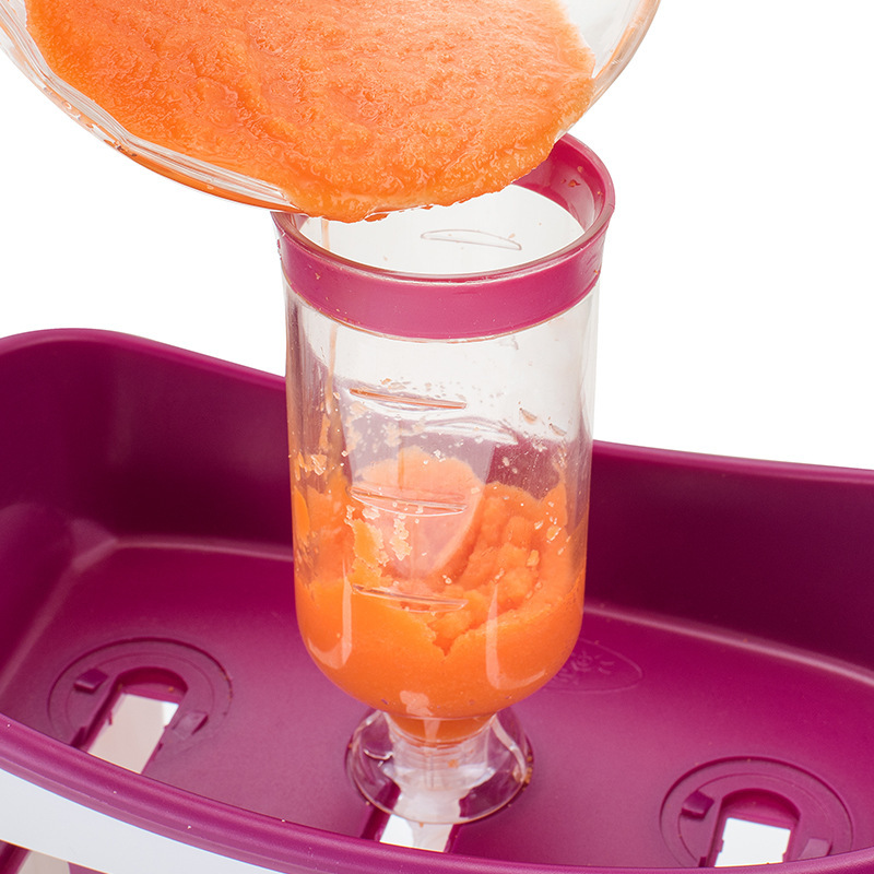 子供の果物の泥の押出機の家庭の台所は器の補助食品を分けて作ります。|undefined