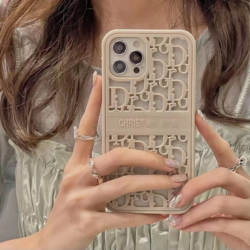 適用潮牌字母iphone15手機殼鏤空蘋果14promax全包13透氣保護套