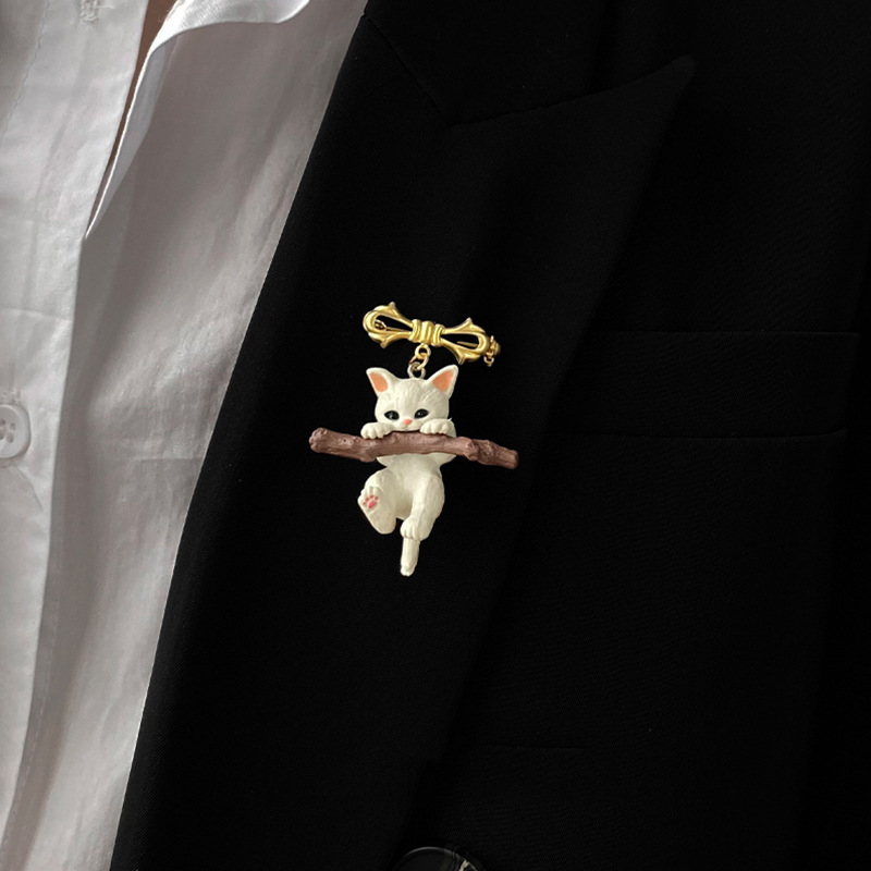 Factory direct cute tie holding branch kitten brooch cartoon suit men's fixed decorative pin anti-light brooch women