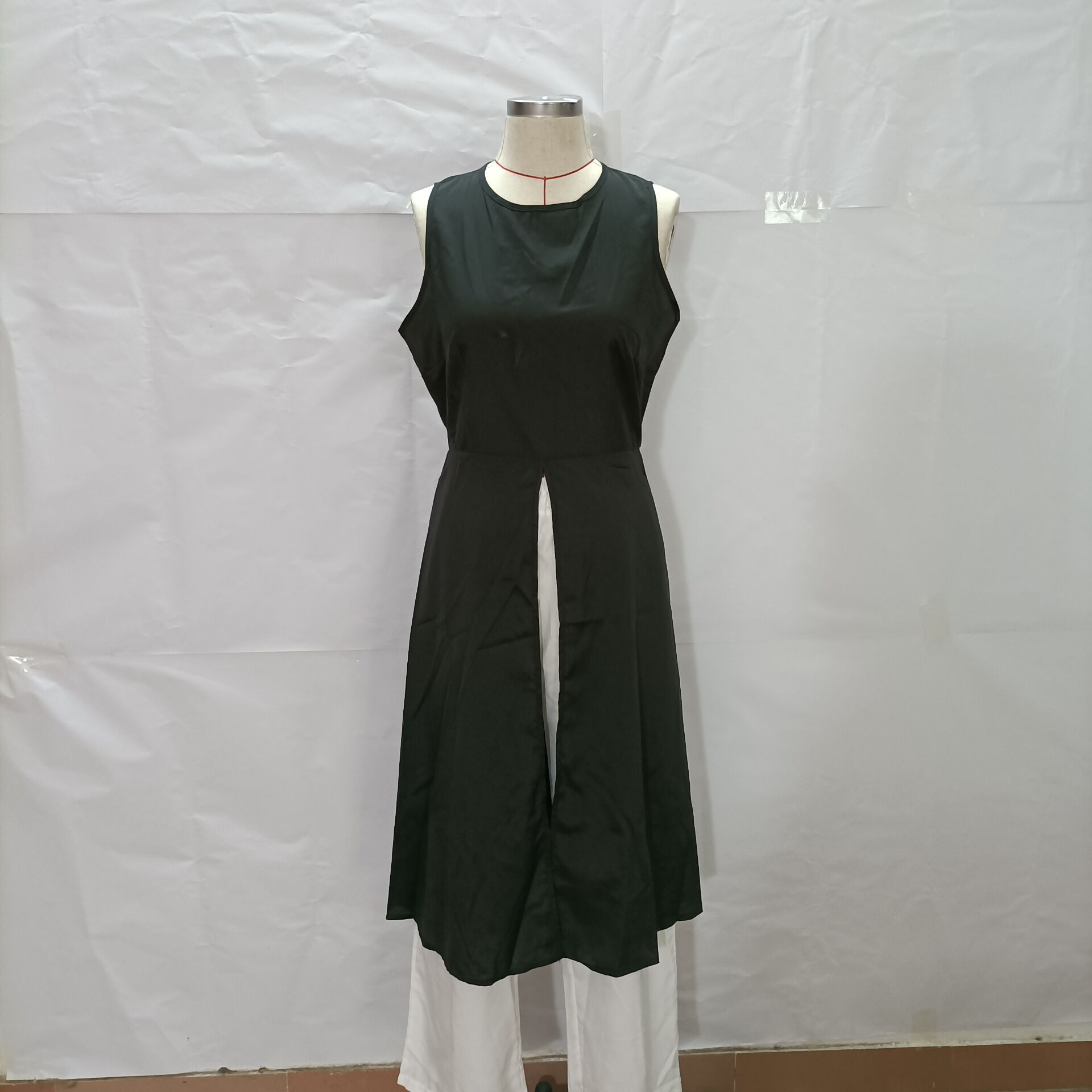 2021 Neues ärmelloses, figurformendes, kontrastierendes Anzughosen-Set in Schwarz und Weiß (langer Rock + Hose)_voghion.com