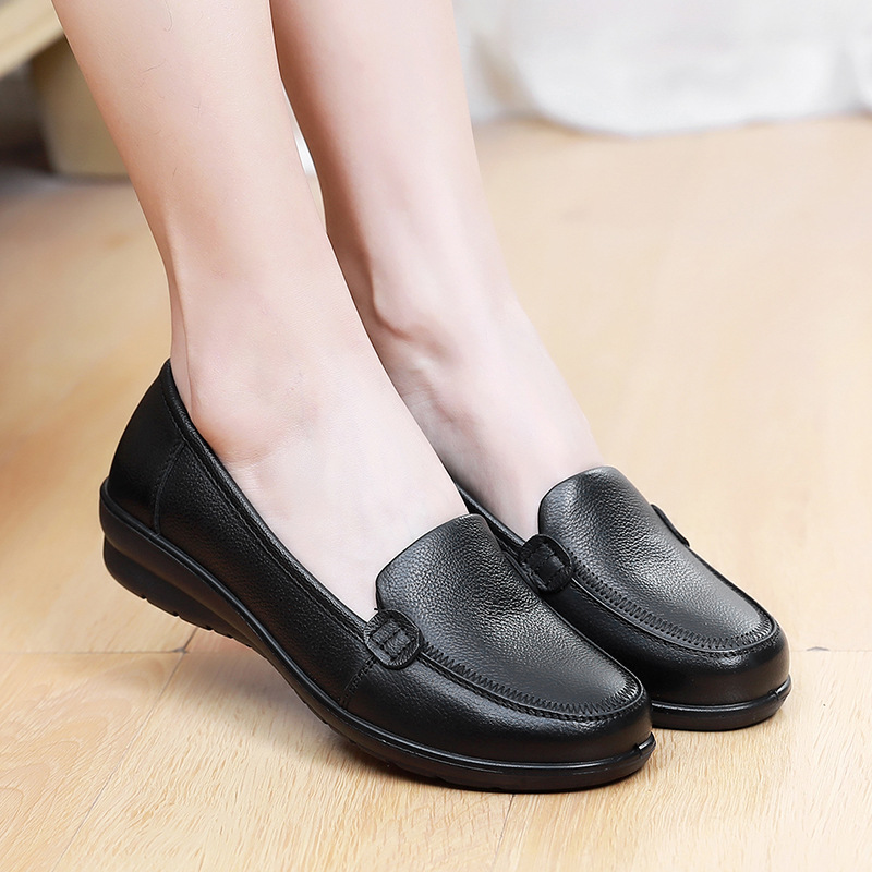 Factory direct new casual shoes light soft bottom mother shoes top layer leather flat shoes a generation of hair