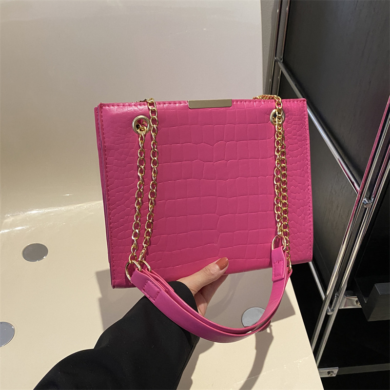 Versatile fashion commuter chain underarm bag 2023 early spring new textured shoulder messenger bag large capacity small square bag