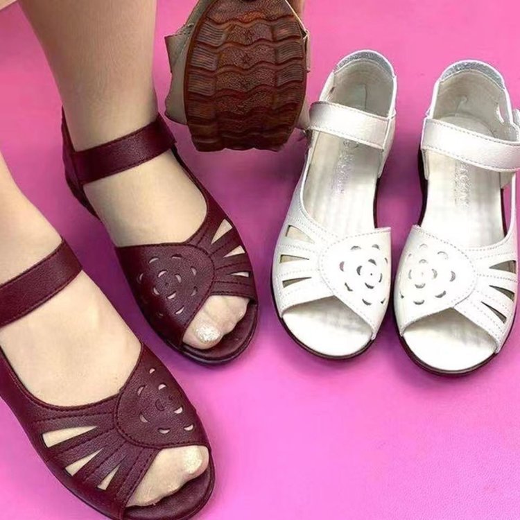 Women's sandals 2024 Summer new women's sandals mother's shoes flat beef tendon soft bottom middle-aged and elderly beach shoes
