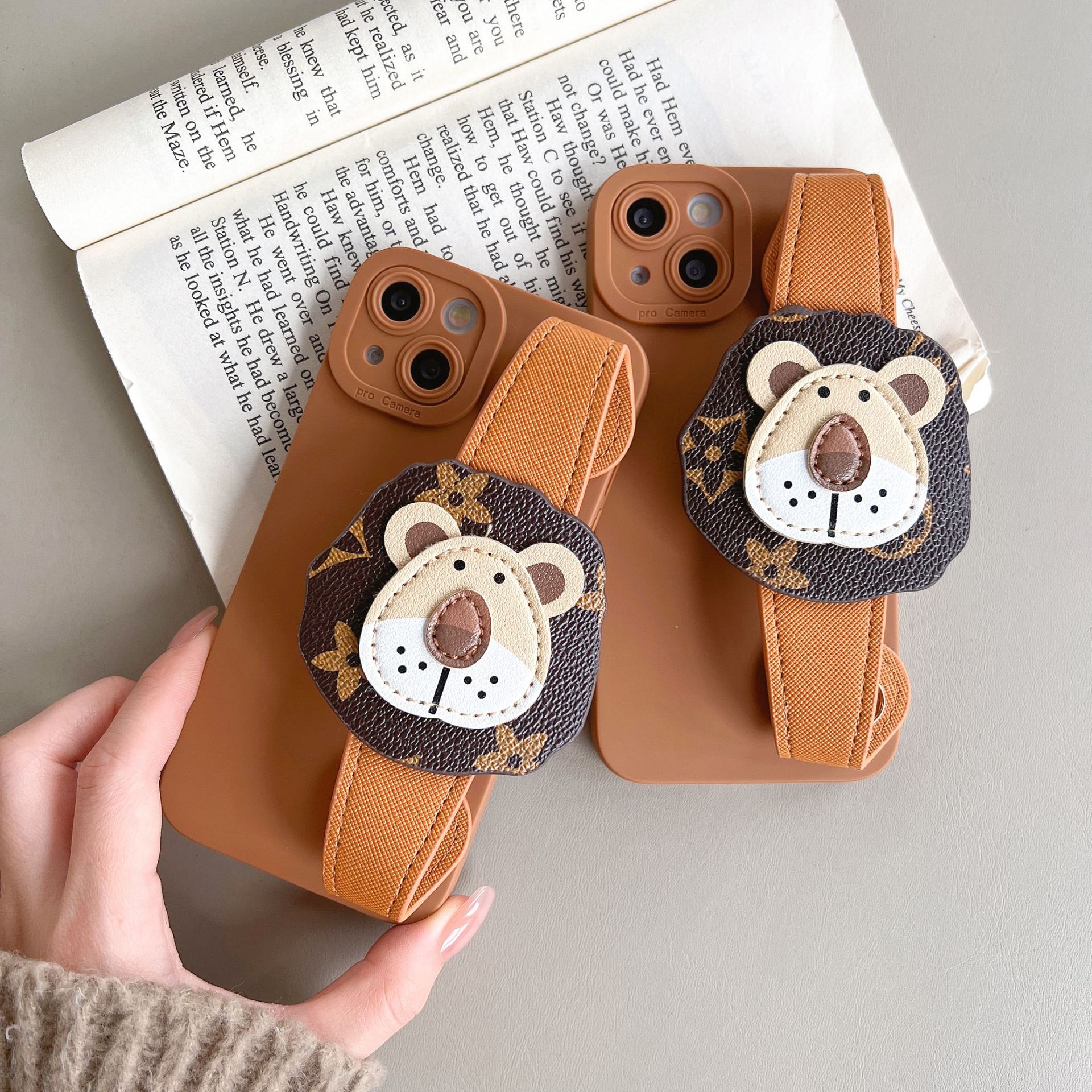 Retro Lion Wrist Band for Apple 14 Phone Case 15/13Pro Max Solid Color iPhone16 Soft Case for Women