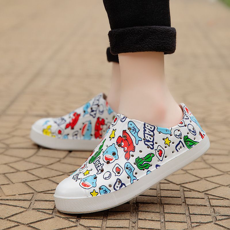 Cross-border LUCHI children's shoes 2024 children's cartoon graffiti hole shoes EVA soft-soled beach sandals