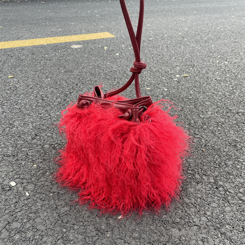 Foreign trade cross-border new imitation beach wool women's portable bucket bag plush bag drawstring hot girl punk style Y2K tassel