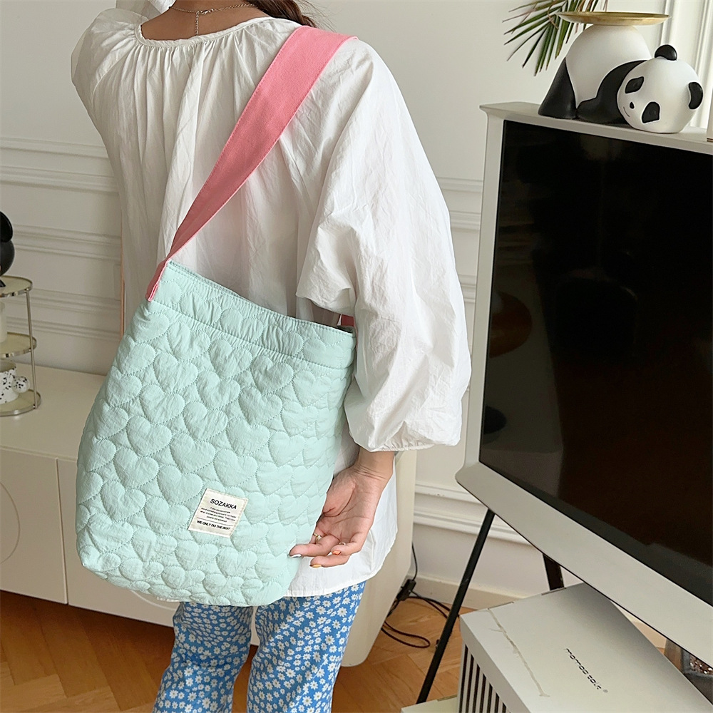 38241 ins new contrast color shoulder bag student female practical large capacity mummy bag quilted shoulder bag female_voghion.com