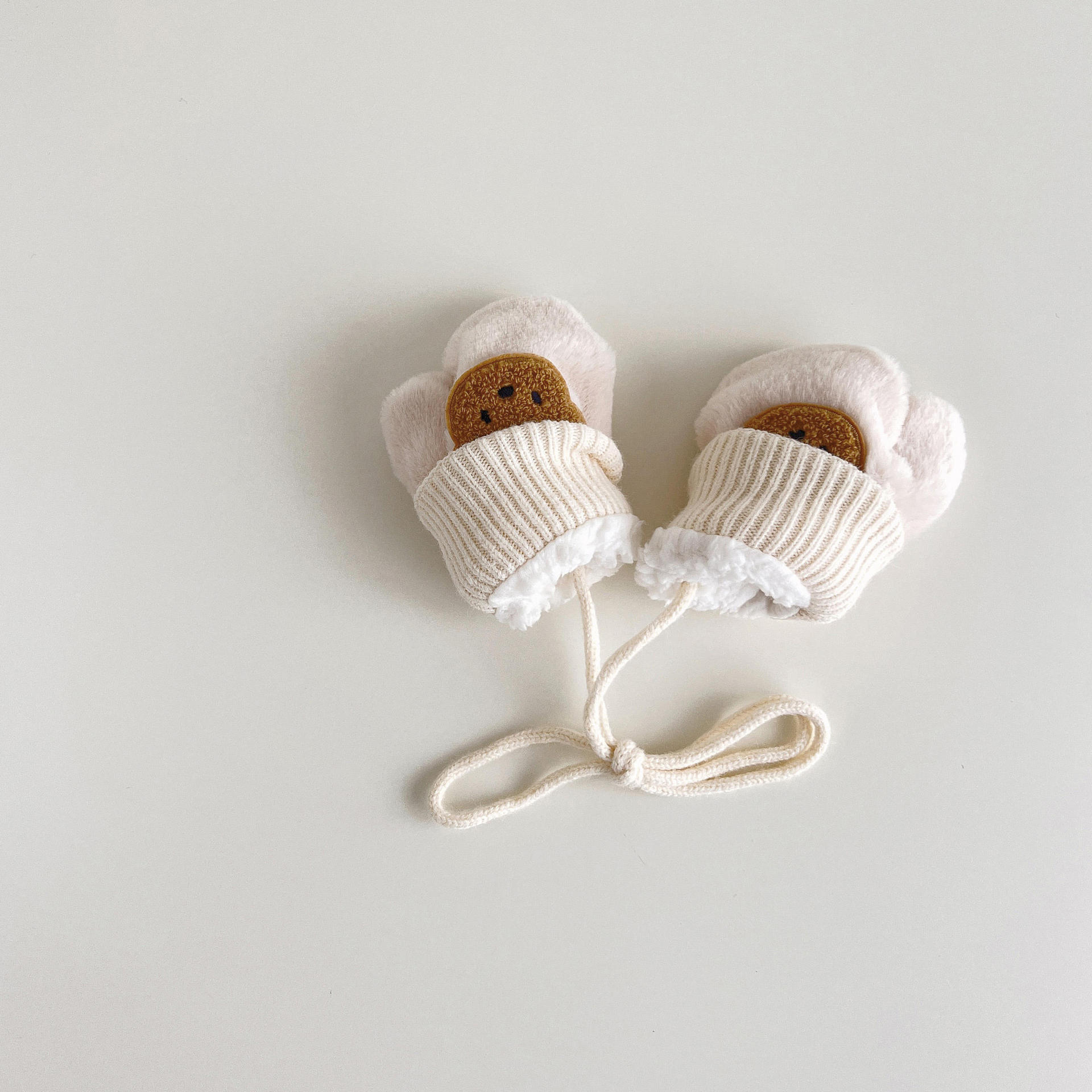 Autumn South South Korea children's gloves winter ins cartoon bear boys and girls finger halter plush baby wholesale