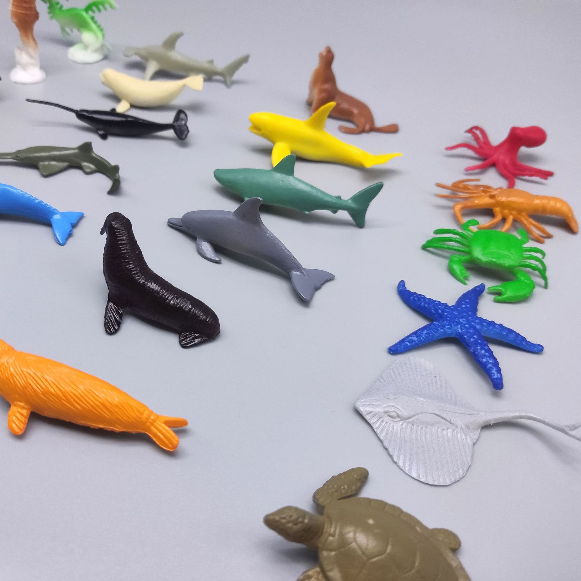 A marine animal small size simulation model toy marine creature whale shark soft glue solid mini cross-border