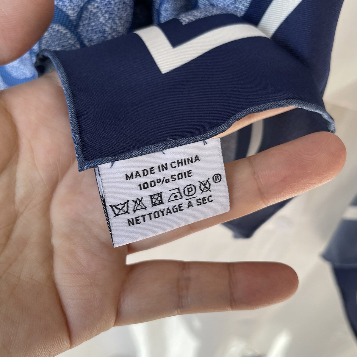 High-end 100% Mulberry Silk Scarf Women Spring and Summer French Silk Scarves All-match Twill 70 Square Scarves Wholesale Scarves