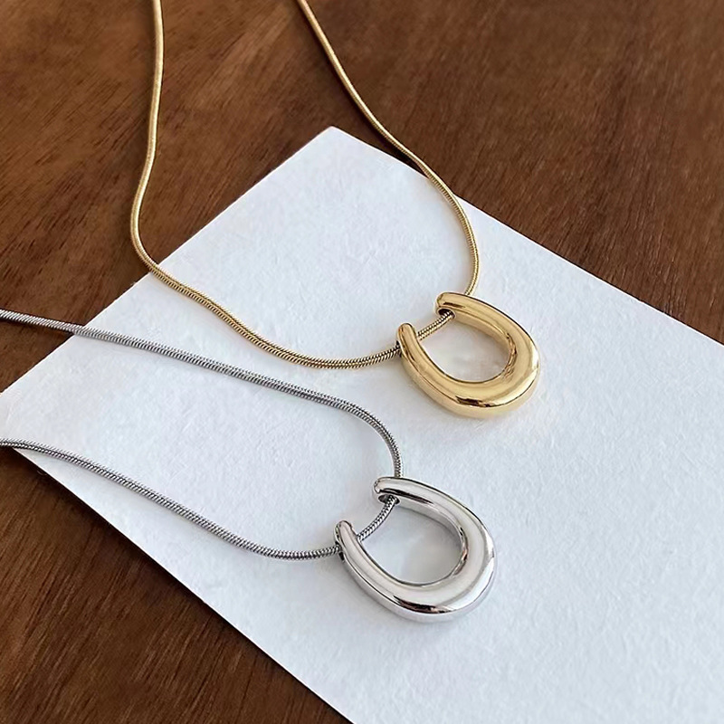 U型のペンダントのネックレスのチタン鋼は本物の金をめっきして色を落とさない馬蹄は軽くて豪華な気質の鎖のチェーンを掛けて爆発的な装飾品を生放送します。|undefined