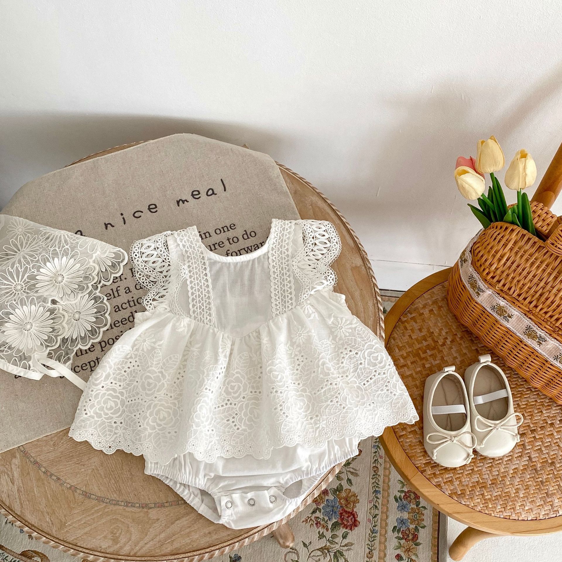 ins Summer Girl's Baby Baby Solid Color Lace Hollow Embroidered Triangle Hallout Dress Jumpsuit Climbing Suit
