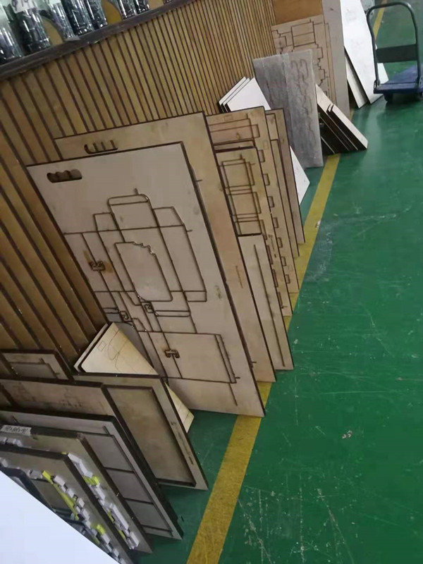 手作業の革製品の刀の型のレーザーは型を決めてゴムの牛革を切ってevaの板の刀の型のメーカーのアクリルを吸い込みます。|undefined