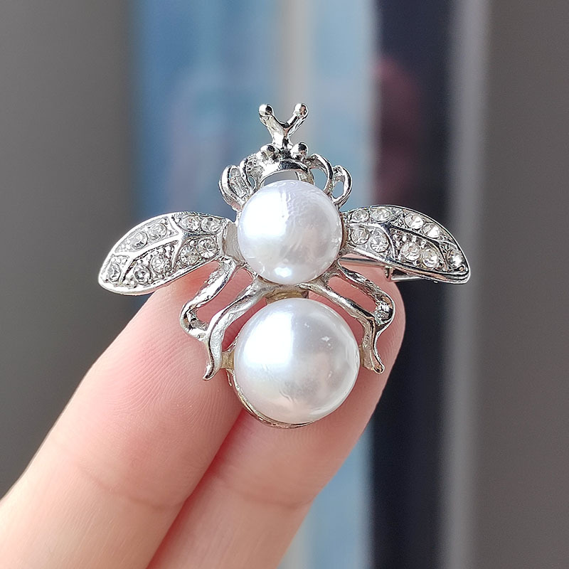 Zircon Diamond Pearl corsage cartoon cute bee brooch alloy dripping oil women's clothing pin accessories wholesale