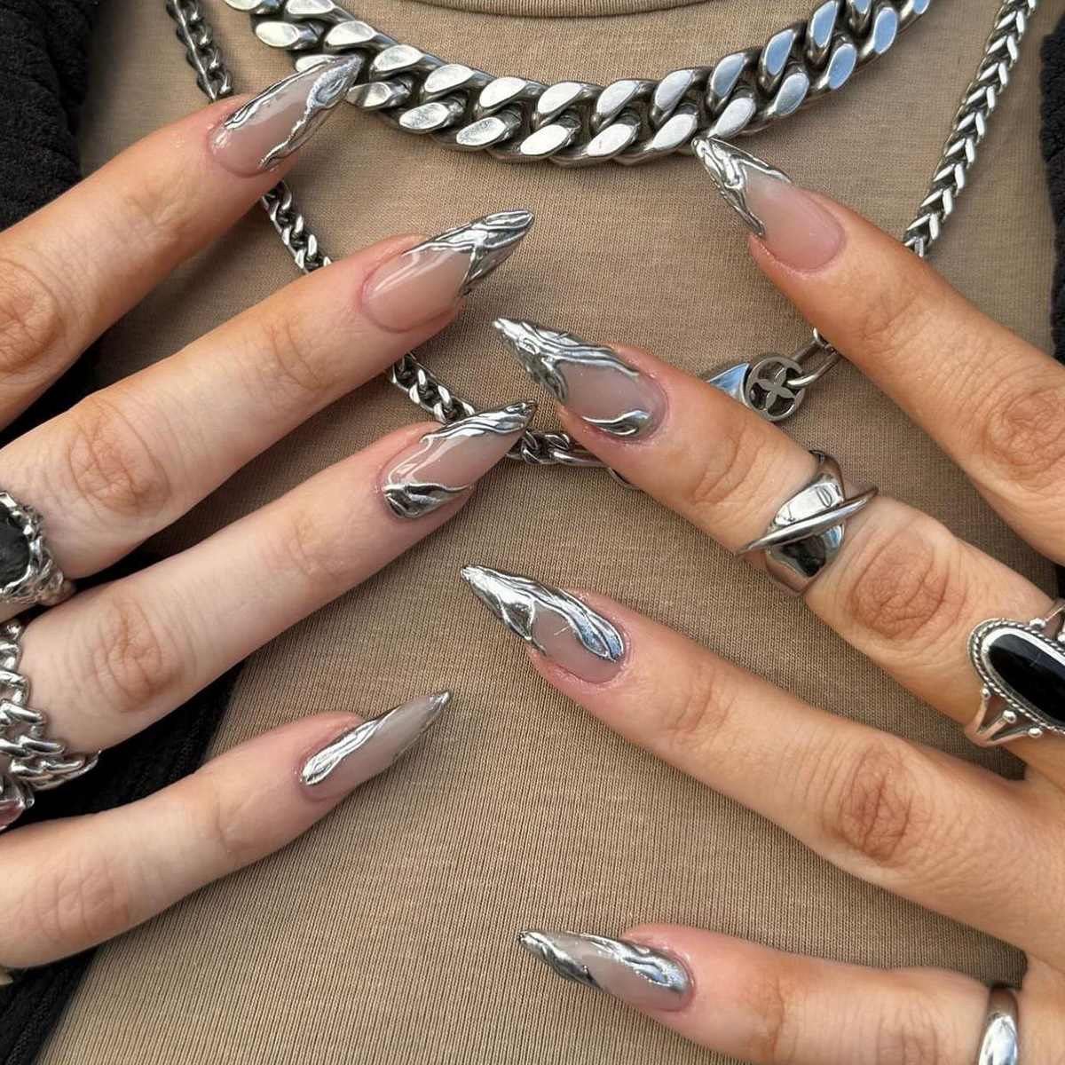 Simple French 3D silver Wear Armor Short Almond Manicure False Nail Removable Nail Finished Products Wholesale