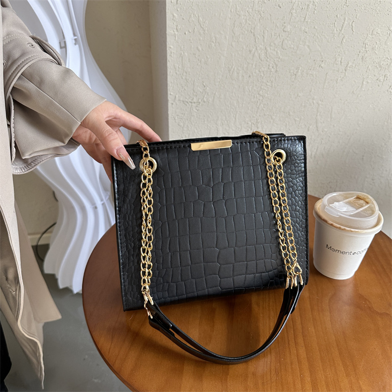 Versatile fashion commuter chain underarm bag 2023 early spring new textured shoulder messenger bag large capacity small square bag