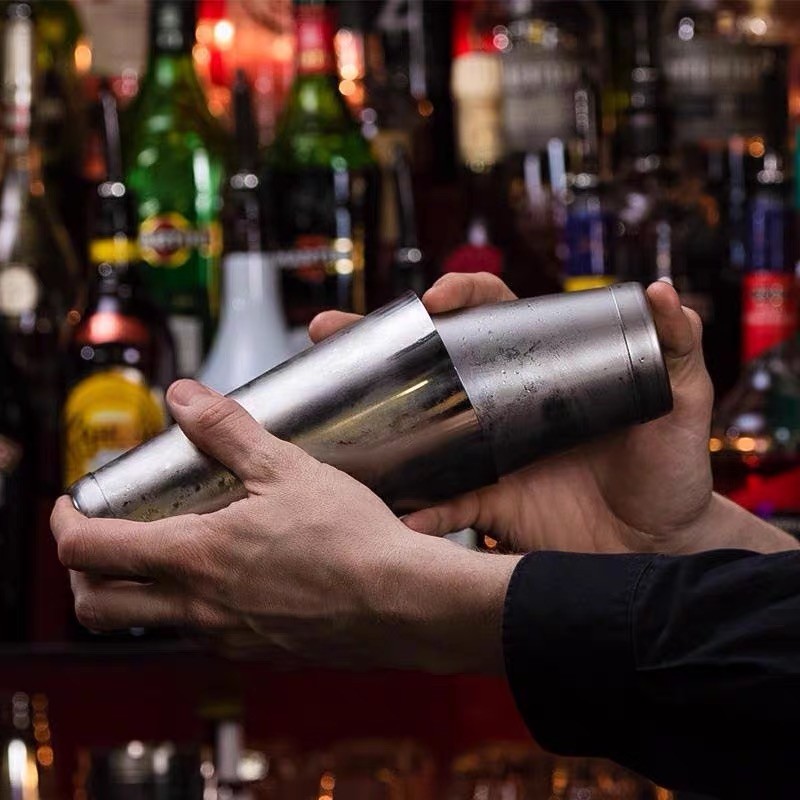304ステンレスボストンバーテンダーのアメリカ式バーテンダーのシェーカーカップを飲み物にします。|undefined