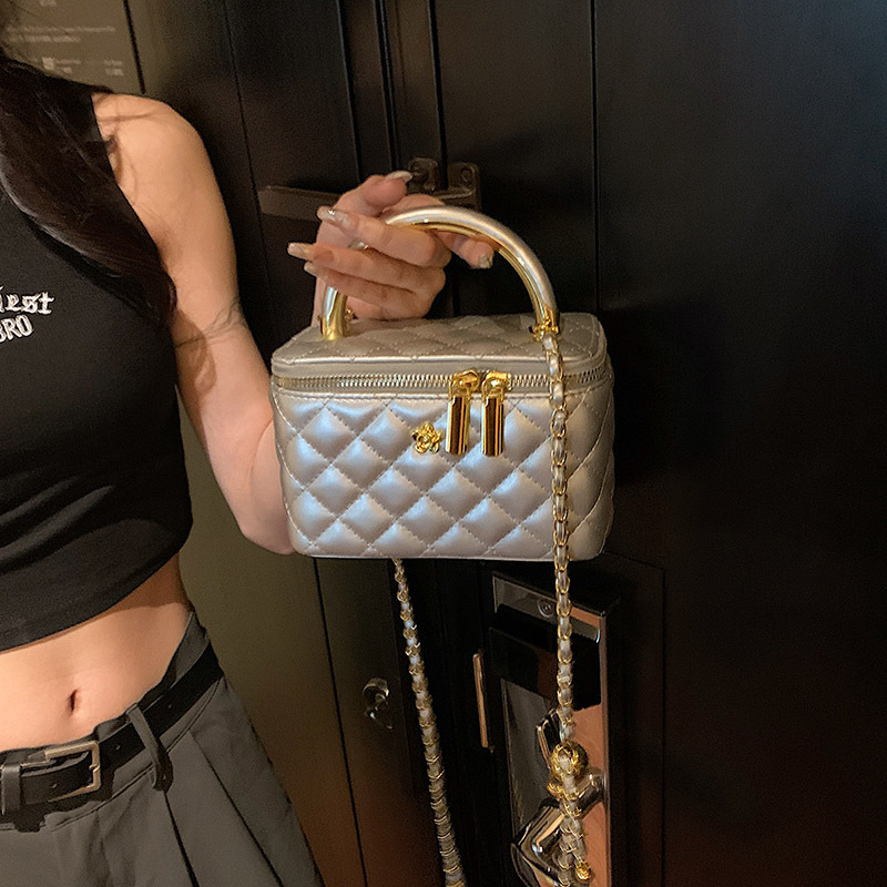 Small Chanel Style Texture Small Bag 2023 New French Style Diamond Plaid Chain High-end Portable Shoulder Women's Bag Small Square Bag