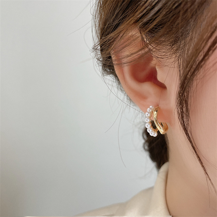 S925 Silver Needle French Small Pearl Earrings Female Niche Design High-grade Cold Wind Exquisite Commuting Earrings