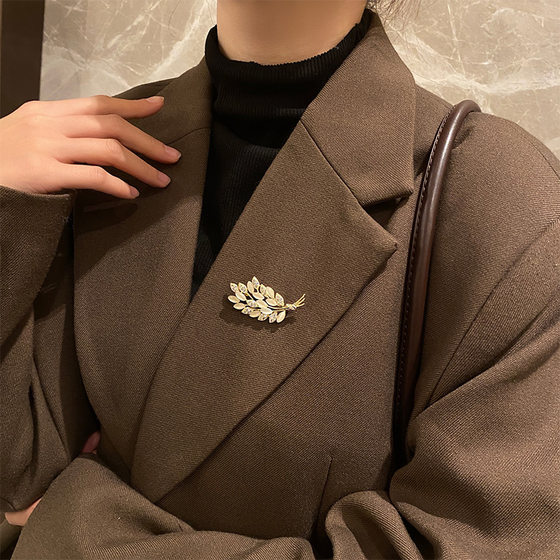 Cat's Eye Stone Wheat Ear High-end Brooch Women's Design Sense Niche Luxury Internet Popular Anti-glare Corsage Pin Buckle Accessories