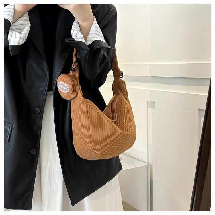 Solid color simple large capacity 2023 autumn and winter New Korean style simple shoulder messenger bag mother bag dumpling bag fashion_voghion.com