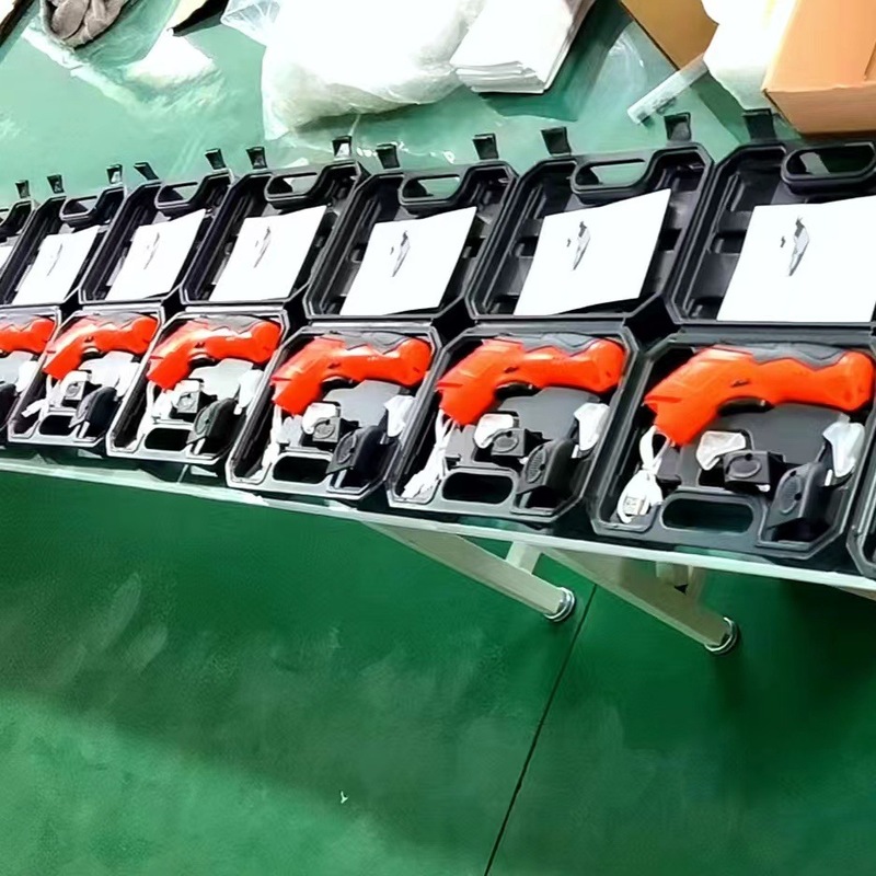 電動ハサミ裁断布は裁断機を持って布の神器を切ってリチウム電気ハサミの布地の皮革を切って辺を修理します。|undefined