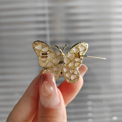 2023 Fritillaria Butterfly Brooch Women High Sense Niche Pearl Pin Corsage Clothing Sweater Accessories Factory Wholesale