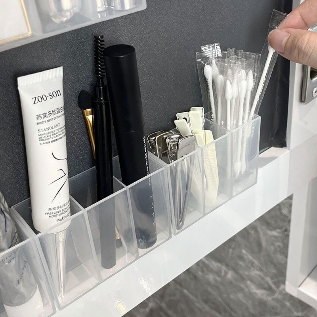 Punch-free wall-mounted grid box mirror cabinet small storage box eyebrow Clip scissors eyebrow pencil brush lipstick storage rack