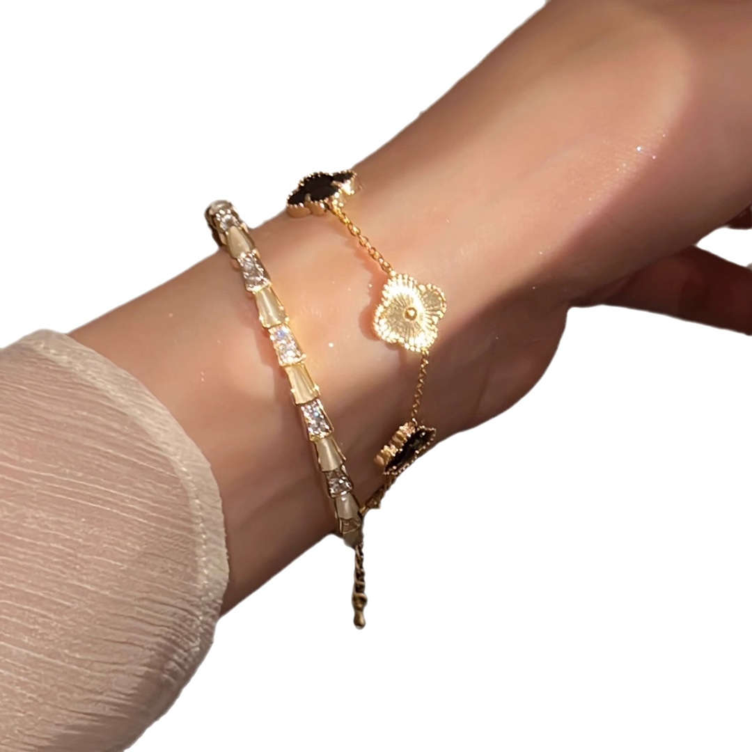 Black Gold Four-Leaf Clover Bracelet for Women, Light Luxury, Unique, Exquisite Mother-of-Pearl and Sparkling Diamond Flower Bangle, High-End,  New Arrival
