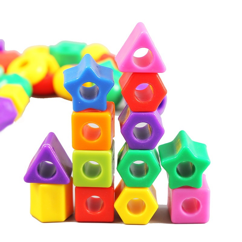 子供のビーズを通り抜ける細かい動作の集中力はビーズのおもちゃの女の子を訓練します。|undefined