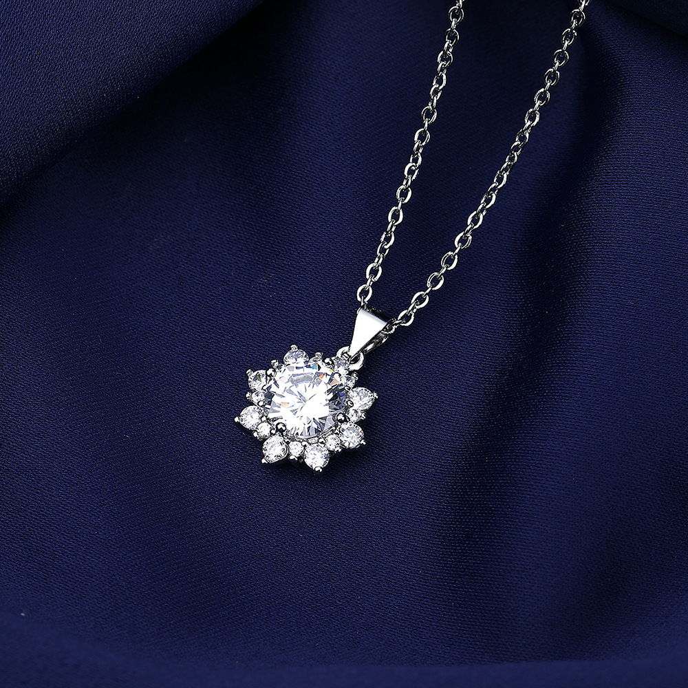 Korean 2023 Fashion Korean Necklace Sunflower Mosang Women's 2 Karat Pendant Diamond High-end Light Luxury Wholesale
