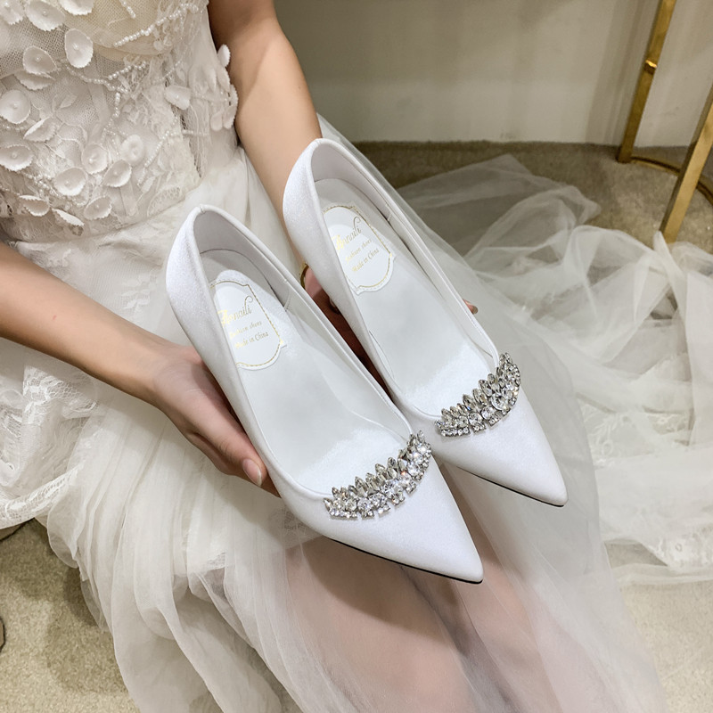 Zapatos de boda para mujeres 2023 nuevo blanco nupcial boda zapatos rhinestone princesa satén pequeño tamaño dama de honor champán vestido de oro zapatos