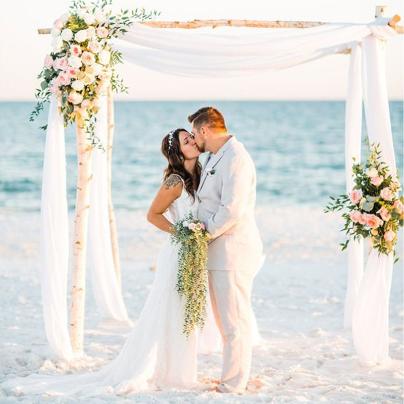 結婚式のカーテンの森系芝生の屋外アーチの装飾が垂れ下がっています。|undefined