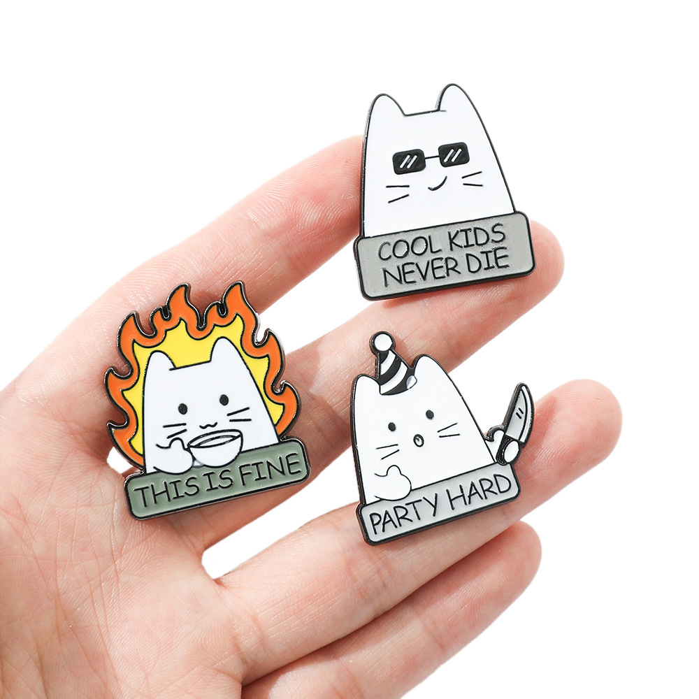 Cartoon funny white cat metal badge with a knife to play handsome arrow alloy paint drop oil brooch wholesale
