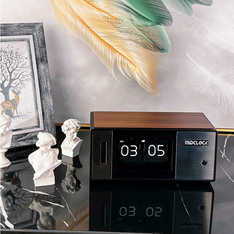 Mini Japanese-style flip clock with light retro wooden Japanese small box shape simple clock desktop desk clock pendulum clock