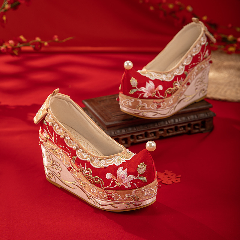 Flowers like brocade 2022 autumn and winter New antique Chinese clothing shoes embroidered comfortable large slope red wedding shoes women's Chinese clothing shoes
