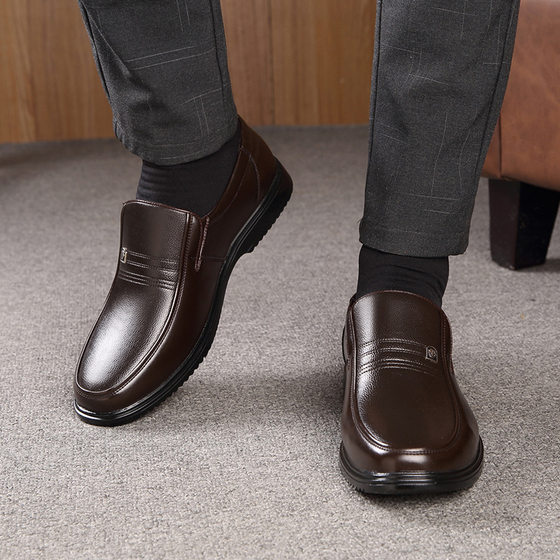 Spring Business Casual Leather Shoes Men's Middle-aged and Elderly Soft Leather Soft Bottom Cowhide Small Size Cover Foot Large Size Dad Shoes